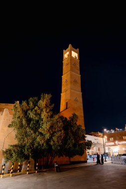 Suudi Arabistan, Riyad 'daki Samhania Bölgesi' nin gece fotoğrafı. Samhania, Orta Riyad 'ın hemen kuzeybatısındaki tarihi Diriyah kasabasında yer alan canlı bir kültür bölgesidir.. 
