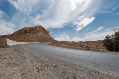 Suudi Arabistan, Riyad 'daki Wadi Hanifa yakınlarındaki manzara ve yol. Vadi Hanifa, Suudi Arabistan 'ın Riyad kentinden kuzeybatıdan güneydoğuya yaklaşık 120 kilometre uzanan önemli bir doğal vadidir..