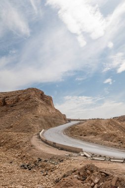 Suudi Arabistan, Riyad 'daki Wadi Hanifa yakınlarındaki manzara ve yol. Vadi Hanifa, Suudi Arabistan 'ın Riyad kentinden kuzeybatıdan güneydoğuya yaklaşık 120 kilometre uzanan önemli bir doğal vadidir..