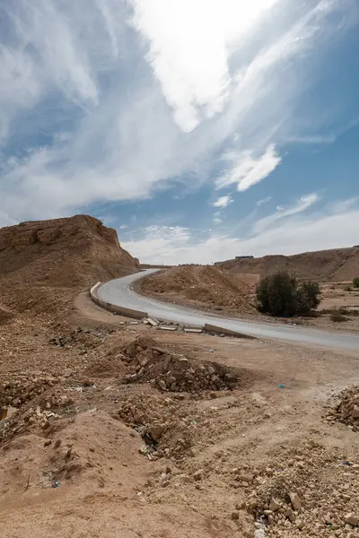 Suudi Arabistan, Riyad 'daki Wadi Hanifa yakınlarındaki manzara ve yol. Vadi Hanifa, Suudi Arabistan 'ın Riyad kentinden kuzeybatıdan güneydoğuya yaklaşık 120 kilometre uzanan önemli bir doğal vadidir..