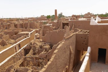 Suudi Arabistan 'ın Shaqra Miras Köyü geleneksel Necdi kiremit mimarisini, tarihi binaları ve kültürel simgeleri gösteriyor. 