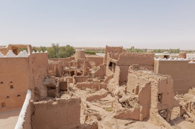 Suudi Arabistan 'ın Shaqra Miras Köyü geleneksel Necdi kiremit mimarisini, tarihi binaları ve kültürel simgeleri gösteriyor. 