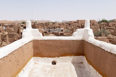 Suudi Arabistan 'ın Shaqra Miras Köyü geleneksel Necdi kiremit mimarisini, tarihi binaları ve kültürel simgeleri gösteriyor. 