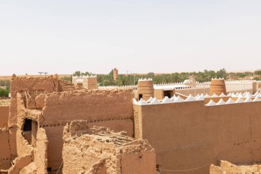 Suudi Arabistan 'ın Shaqra Miras Köyü geleneksel Necdi kiremit mimarisini, tarihi binaları ve kültürel simgeleri gösteriyor. 