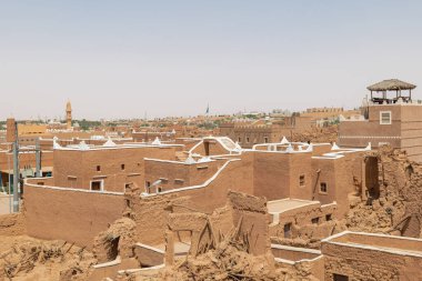 Suudi Arabistan 'ın Shaqra Miras Köyü geleneksel Necdi kiremit mimarisini, tarihi binaları ve kültürel simgeleri gösteriyor. 