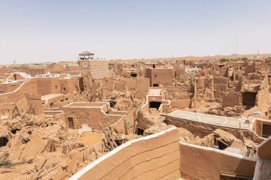 Suudi Arabistan 'ın Shaqra Miras Köyü geleneksel Necdi kiremit mimarisini, tarihi binaları ve kültürel simgeleri gösteriyor. 