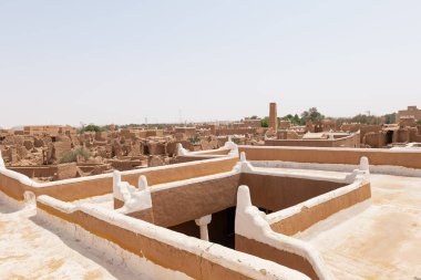 Suudi Arabistan 'ın Shaqra Miras Köyü geleneksel Necdi kiremit mimarisini, tarihi binaları ve kültürel simgeleri gösteriyor. 