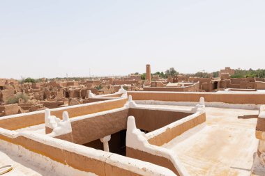 Suudi Arabistan 'ın Shaqra Miras Köyü geleneksel Necdi kiremit mimarisini, tarihi binaları ve kültürel simgeleri gösteriyor. 