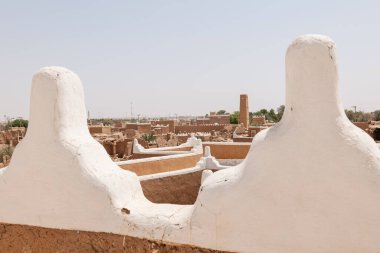 Suudi Arabistan 'ın Shaqra Miras Köyü geleneksel Necdi kiremit mimarisini, tarihi binaları ve kültürel simgeleri gösteriyor. 