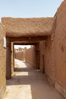 Suudi Arabistan 'ın Shaqra Miras Köyü geleneksel Necdi kiremit mimarisini, tarihi binaları ve kültürel simgeleri gösteriyor. 