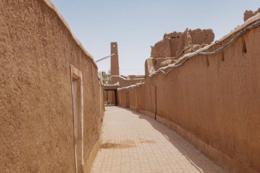 Suudi Arabistan 'ın Shaqra Miras Köyü geleneksel Necdi kiremit mimarisini, tarihi binaları ve kültürel simgeleri gösteriyor. 