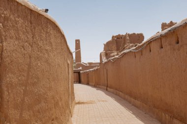Suudi Arabistan 'ın Shaqra Miras Köyü geleneksel Necdi kiremit mimarisini, tarihi binaları ve kültürel simgeleri gösteriyor. 