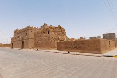 Suudi Arabistan 'ın Shaqra Miras Köyü geleneksel Necdi kiremit mimarisini, tarihi binaları ve kültürel simgeleri gösteriyor. 