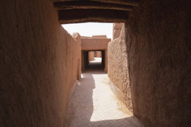 Suudi Arabistan 'ın Shaqra Miras Köyü geleneksel Necdi kiremit mimarisini, tarihi binaları ve kültürel simgeleri gösteriyor. 