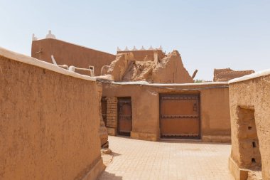 Suudi Arabistan 'ın Shaqra Miras Köyü geleneksel Necdi kiremit mimarisini, tarihi binaları ve kültürel simgeleri gösteriyor. 