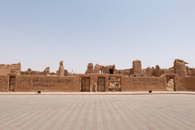 Suudi Arabistan 'ın Shaqra Miras Köyü geleneksel Necdi kiremit mimarisini, tarihi binaları ve kültürel simgeleri gösteriyor. 