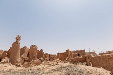 Suudi Arabistan 'ın Shaqra Miras Köyü geleneksel Necdi kiremit mimarisini, tarihi binaları ve kültürel simgeleri gösteriyor. 