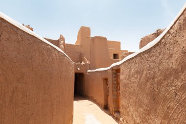 Suudi Arabistan 'ın Shaqra Miras Köyü geleneksel Necdi kiremit mimarisini, tarihi binaları ve kültürel simgeleri gösteriyor. 