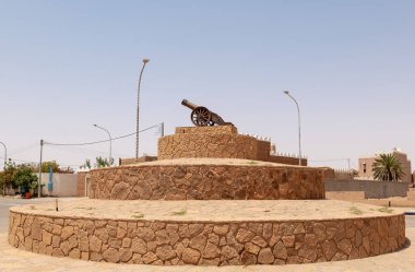 A historical style cannon which serves as a symbolic monument and visual marker welcoming visitors to the heritage area of Shaqra. 