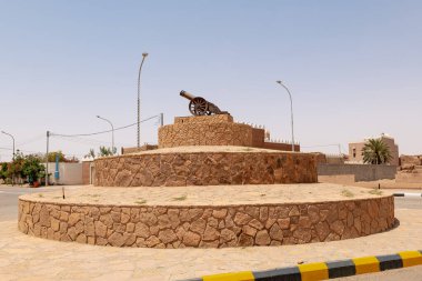 A historical style cannon which serves as a symbolic monument and visual marker welcoming visitors to the heritage area of Shaqra. 