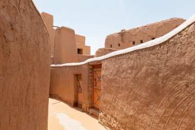 Suudi Arabistan 'ın Shaqra Miras Köyü geleneksel Necdi kiremit mimarisini, tarihi binaları ve kültürel simgeleri gösteriyor. 