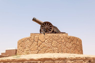 A historical style cannon which serves as a symbolic monument and visual marker welcoming visitors to the heritage area of Shaqra. 