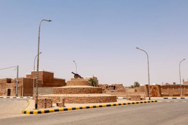 A historical style cannon which serves as a symbolic monument and visual marker welcoming visitors to the heritage area of Shaqra. 