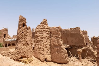 Suudi Arabistan 'ın Shaqra Miras Köyü geleneksel Necdi kiremit mimarisini, tarihi binaları ve kültürel simgeleri gösteriyor. 