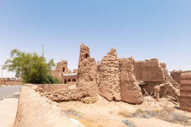 Suudi Arabistan 'ın Shaqra Miras Köyü geleneksel Necdi kiremit mimarisini, tarihi binaları ve kültürel simgeleri gösteriyor. 