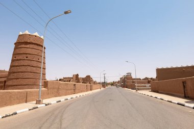 Suudi Arabistan 'ın Shaqra Miras Köyü geleneksel Necdi kiremit mimarisini, tarihi binaları ve kültürel simgeleri gösteriyor. 