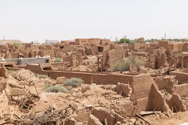 Suudi Arabistan 'ın Shaqra Miras Köyü geleneksel Necdi kiremit mimarisini, tarihi binaları ve kültürel simgeleri gösteriyor. 