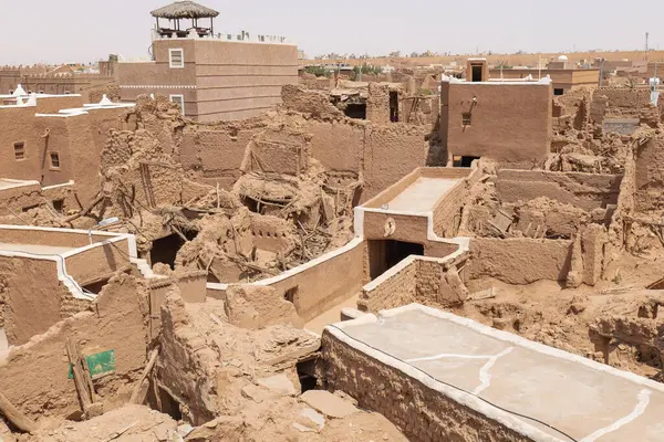 Suudi Arabistan 'ın Shaqra Miras Köyü geleneksel Necdi kiremit mimarisini, tarihi binaları ve kültürel simgeleri gösteriyor. 