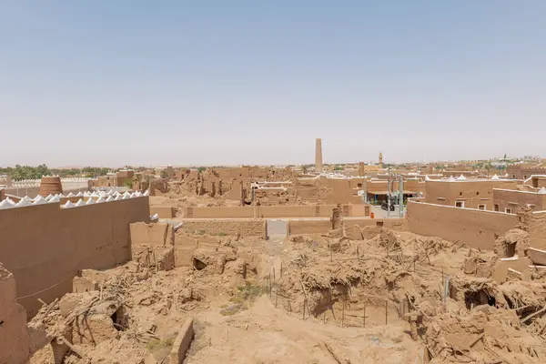 Suudi Arabistan 'ın Shaqra Miras Köyü geleneksel Necdi kiremit mimarisini, tarihi binaları ve kültürel simgeleri gösteriyor. 