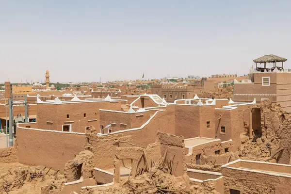 Suudi Arabistan 'ın Shaqra Miras Köyü geleneksel Necdi kiremit mimarisini, tarihi binaları ve kültürel simgeleri gösteriyor. 