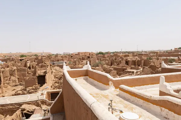 Suudi Arabistan 'ın Shaqra Miras Köyü geleneksel Necdi kiremit mimarisini, tarihi binaları ve kültürel simgeleri gösteriyor. 