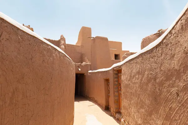 Suudi Arabistan 'ın Shaqra Miras Köyü geleneksel Necdi kiremit mimarisini, tarihi binaları ve kültürel simgeleri gösteriyor. 