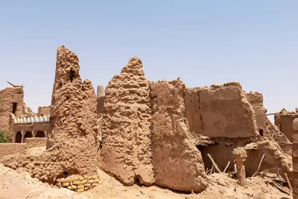 Suudi Arabistan 'ın Shaqra Miras Köyü geleneksel Necdi kiremit mimarisini, tarihi binaları ve kültürel simgeleri gösteriyor. 