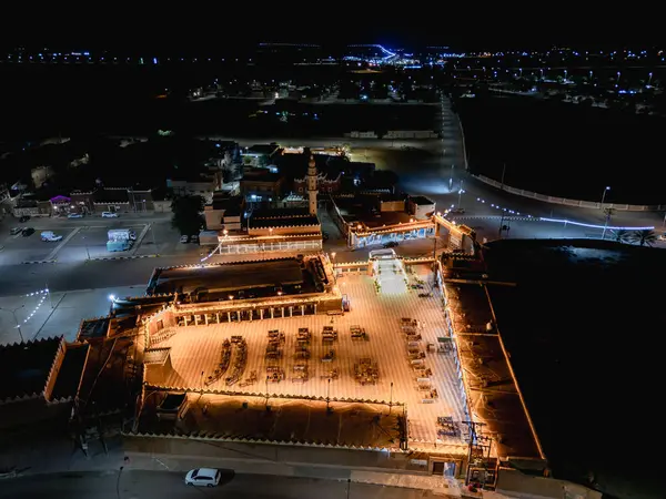 Aydınlatılmış Hlewa Miras Pazarı 'nın gece hava aracı görüntüsü. Pazar, kültürel değişim ve topluluk toplantıları için bir merkez görevi görüyor..