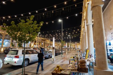 Qaisariya Al-Ahsa Souq Alanının gece fotoğrafı. Ayrıca Souq Al-Qaisariya olarak da bilinir, Suudi Arabistan 'ın en eski ve kültürel açıdan en önemli pazarlarından biridir..