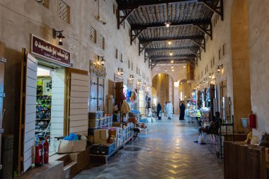 Qaisariya Al-Ahsa Souq Alanının gece fotoğrafı. Ayrıca Souq Al-Qaisariya olarak da bilinir, Suudi Arabistan 'ın en eski ve kültürel açıdan en önemli pazarlarından biridir..