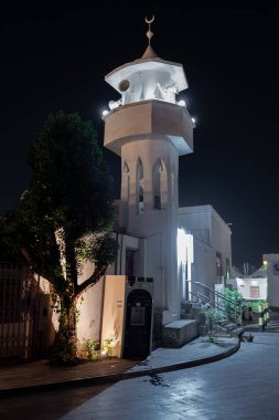 Qaisariya Al-Ahsa Souq Alanı yakınlarındaki bir caminin gece fotoğrafı.. 