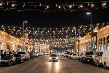 Qaisariya Al-Ahsa Souq Alanının gece fotoğrafı. Ayrıca Souq Al-Qaisariya olarak da bilinir, Suudi Arabistan 'ın en eski ve kültürel açıdan en önemli pazarlarından biridir..