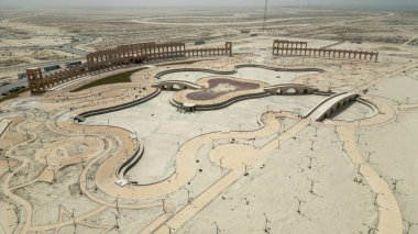 Modern Roma amfi tiyatrosu El Uquair Kıyı şeridi boyunca eski olmasa da, bu modern amfi tiyatro, kıyıya yakın bir Roma tiyatrosu gibi duruyor, klasik tasarımı Suudi Arabistan 'ın gelişen kültürel manzarasıyla harmanlıyor.