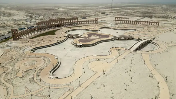 Modern Roma amfi tiyatrosu El Uquair Kıyı şeridi boyunca eski olmasa da, bu modern amfi tiyatro, kıyıya yakın bir Roma tiyatrosu gibi duruyor, klasik tasarımı Suudi Arabistan 'ın gelişen kültürel manzarasıyla harmanlıyor.