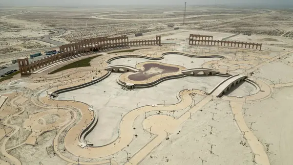 Modern Roma amfi tiyatrosu El Uquair Kıyı şeridi boyunca eski olmasa da, bu modern amfi tiyatro, kıyıya yakın bir Roma tiyatrosu gibi duruyor, klasik tasarımı Suudi Arabistan 'ın gelişen kültürel manzarasıyla harmanlıyor.