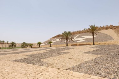 Jalajil Şelale Parkı, Suudi Arabistan 'ın Riyad kentinin yaklaşık 170 kilometre kuzeyinde Jalajil' de bulunan aile dostu bir yerleşim yeridir. Bu fotoğrafta hiç su yok.. 