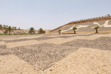 Jalajil Şelale Parkı, Suudi Arabistan 'ın Riyad kentinin yaklaşık 170 kilometre kuzeyinde Jalajil' de bulunan aile dostu bir yerleşim yeridir. Bu fotoğrafta hiç su yok.. 