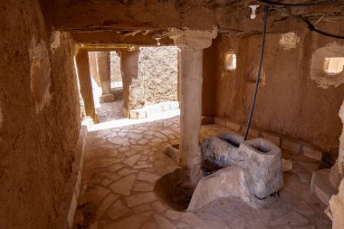Issa Arkeolojik Camii 'nin iç manzarası. Yüzyıllık olduğuna inanılıyor. Najdi mirasının sembolü olarak duruyor..