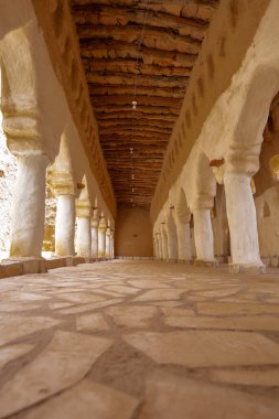 Issa Arkeolojik Camii 'nin iç manzarası. Yüzyıllık olduğuna inanılıyor. Najdi mirasının sembolü olarak duruyor..
