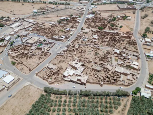 Shaqra Heritage Village sergilenen hava aracı görüntüsü Najdi 'nin çamurlu tuğlalı evleri, sarmal sokaklar ve güçlendirilmiş duvarlar, Suudi mirasının özünü yakalıyor..